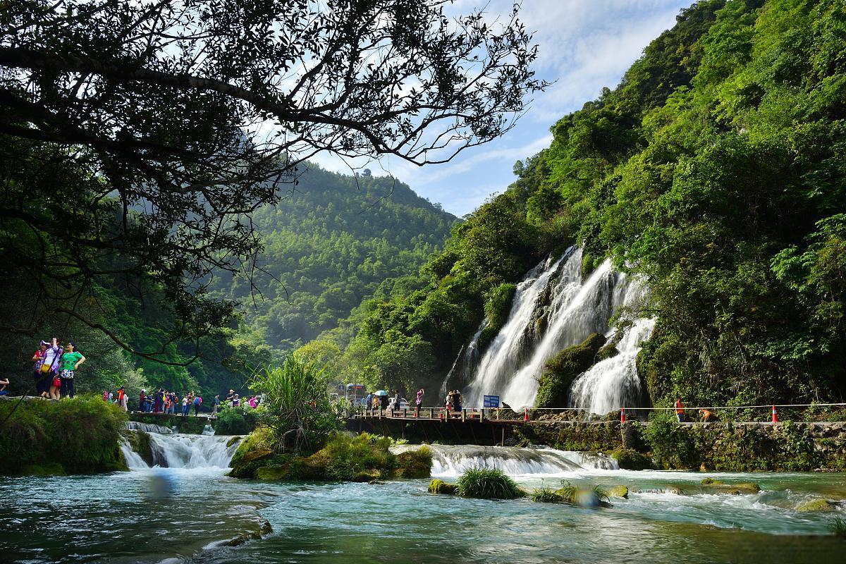 大海草山,彩色沙林,珠江源风景区,凤凰谷景区,菌子山风景区以及多依河