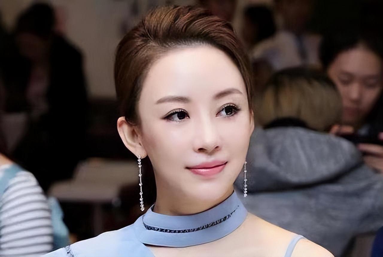 九球天后潘晓婷:择偶标准劝退众人 潘晓婷是一名台球运动员,拥有10次