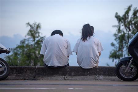 初中生谈恋爱家长怎么处理男孩 初中阶段是孩子生长发育和认识自我的