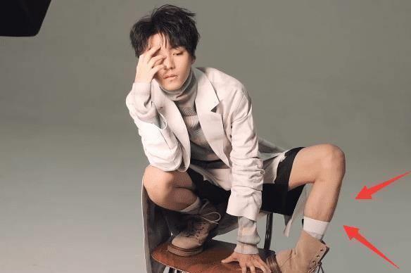 王俊凯新造型:鸟巢头 浓密发量 王俊凯尝试了"鸟巢头",展现了慵懒范