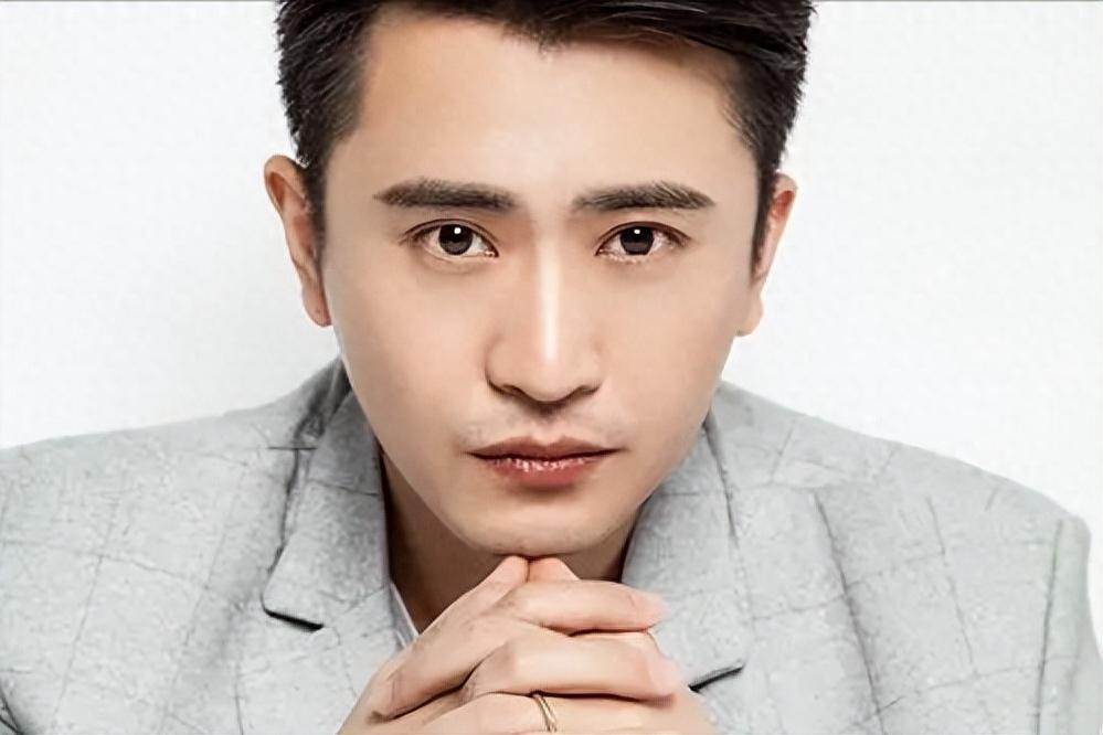 杨帆的中秋厨艺 杨帆一家人在中秋节当天准备了一段全月宴,桌子上摆放