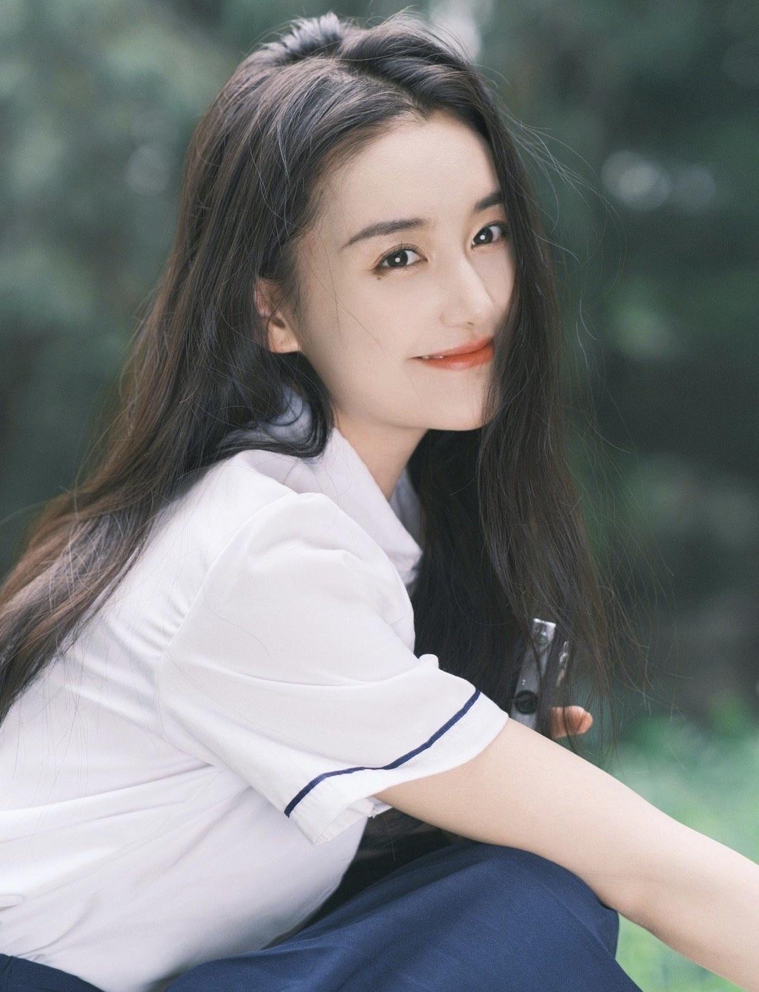 于正夸完蒋依依就"暴雷" 于正夸赞蒋依依颜值高,演技不错,但网友爆料