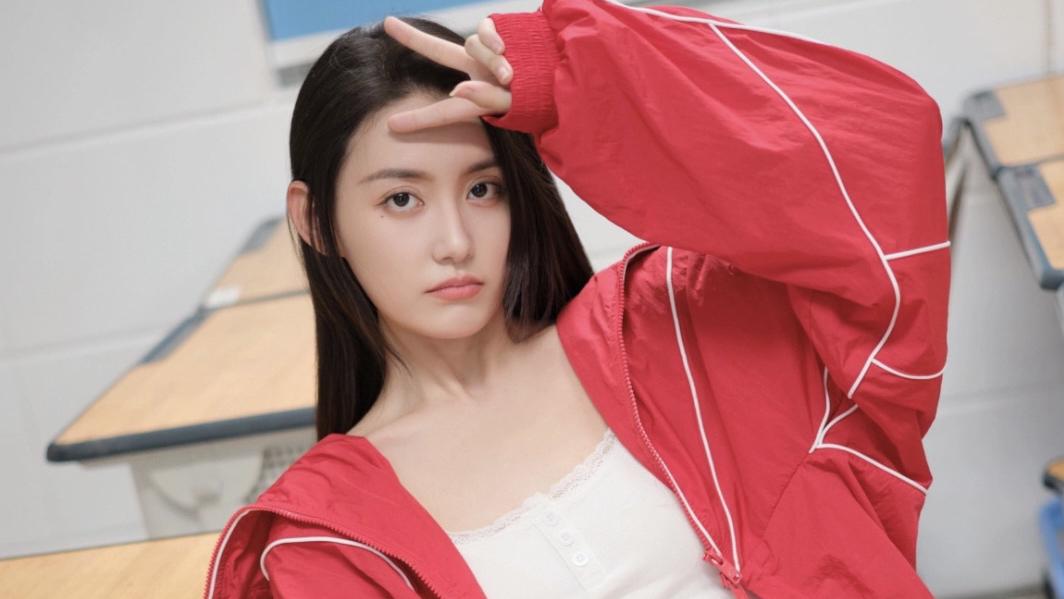 于正夸完蒋依依就"暴雷" 于正夸赞蒋依依颜值高,演技不错,但网友爆料