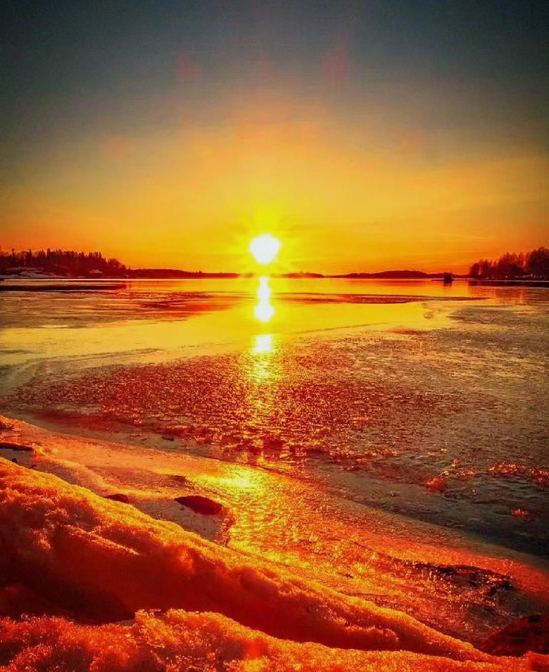 当阳光渐渐收敛,天空开始沐浴在落日的余晖中,这一刻的日落景象无疑是