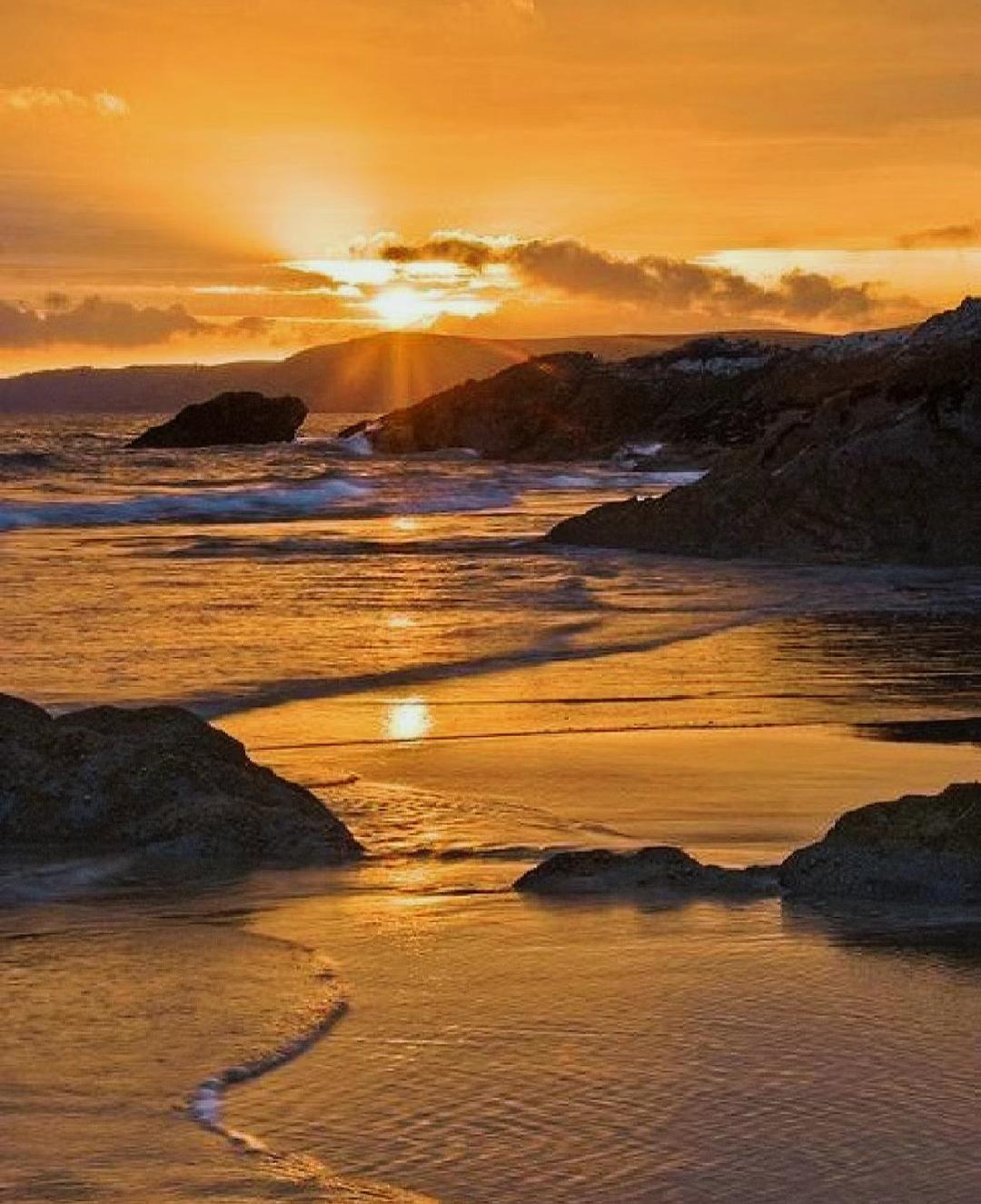 当阳光渐渐收敛,天空开始沐浴在落日的余晖中,这一刻的日落景象无疑是