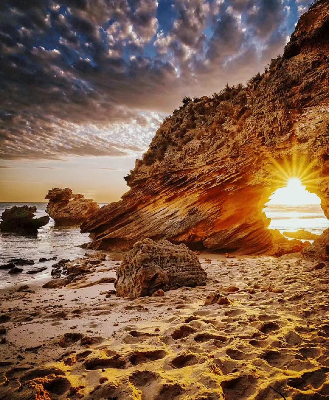 当阳光渐渐收敛,天空开始沐浴在落日的余晖中,这一刻的日落景象无疑是