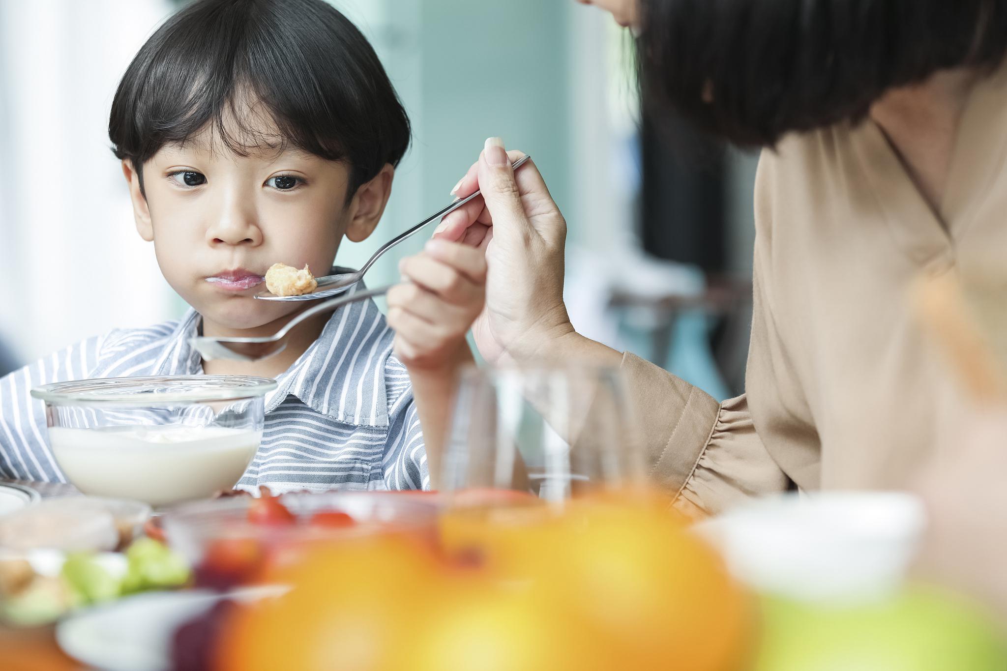培养宝宝独立进食的方法 暑假特别时间,助力宝宝掌握自己进食的技能!