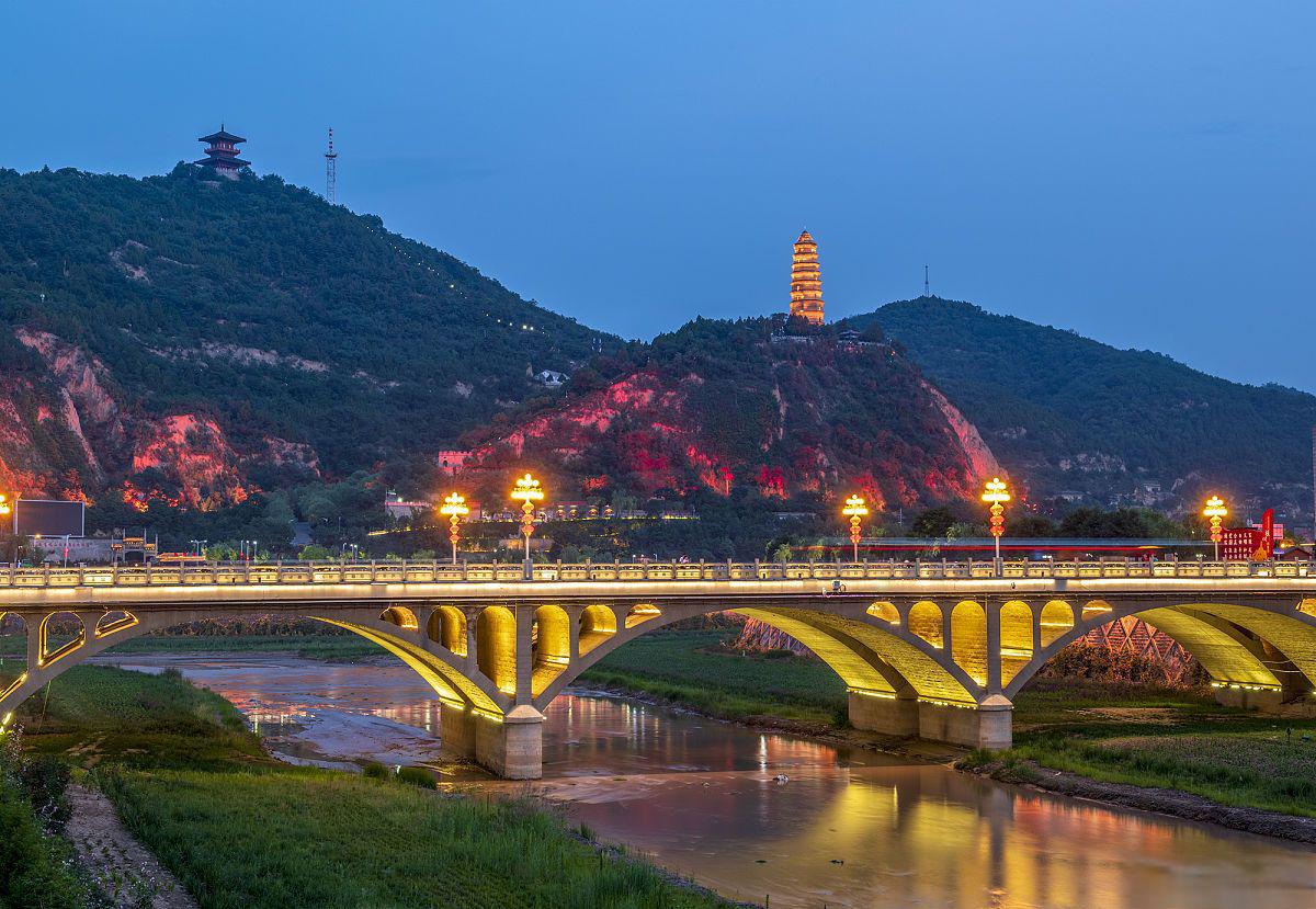 9015宝塔山 宝塔山是延安旅游的标志性景点之一,因其山顶的宝塔