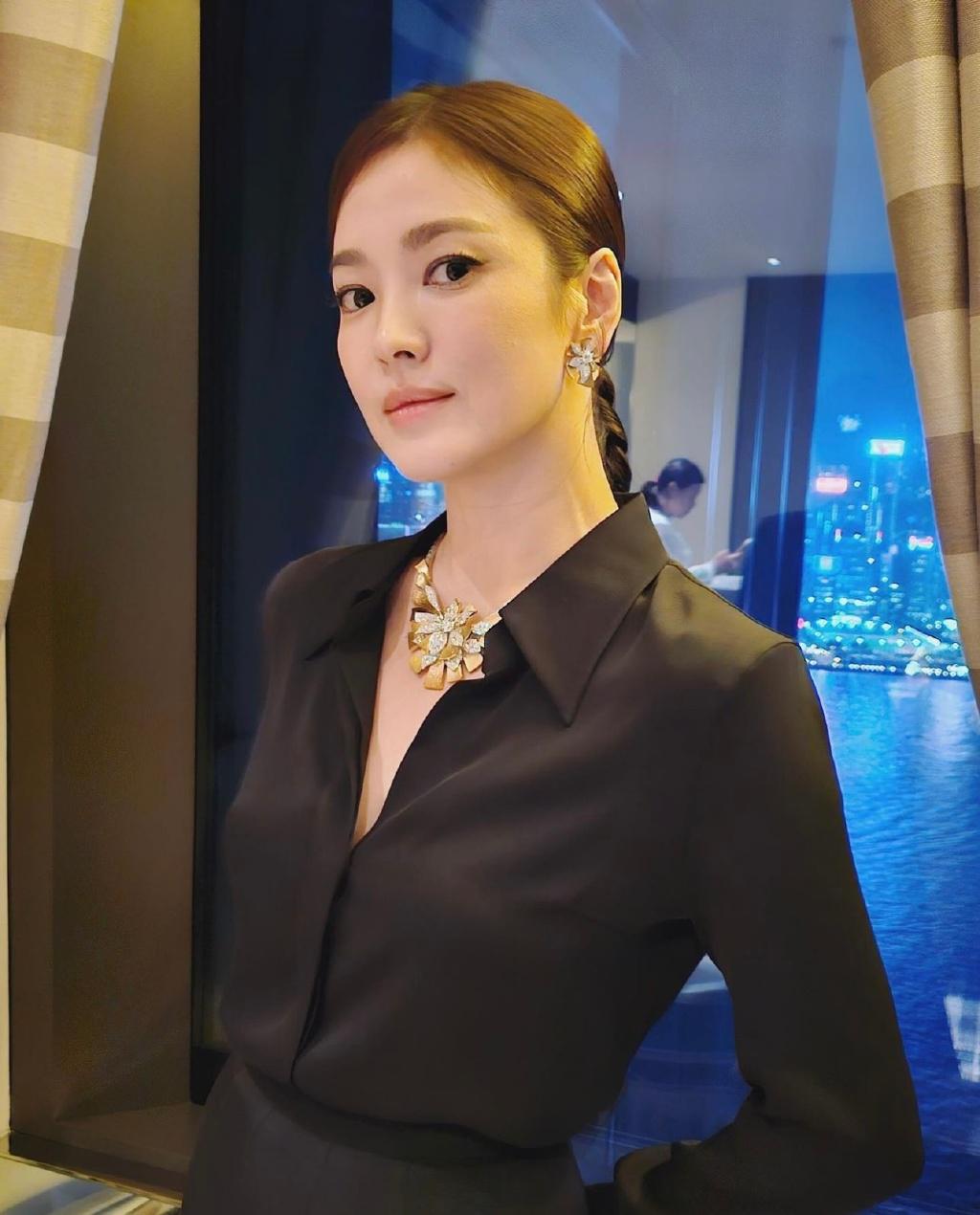 宋慧乔:黑色礼服展现女神姿态 韩国艺人宋慧乔,穿着黑色礼服展现优雅