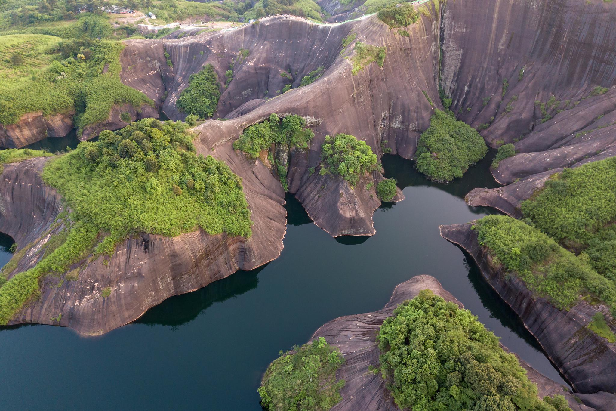 高椅岭风景区,原生态丹霞秘境 高椅岭风景区坐落于湖南省郴州市苏仙区