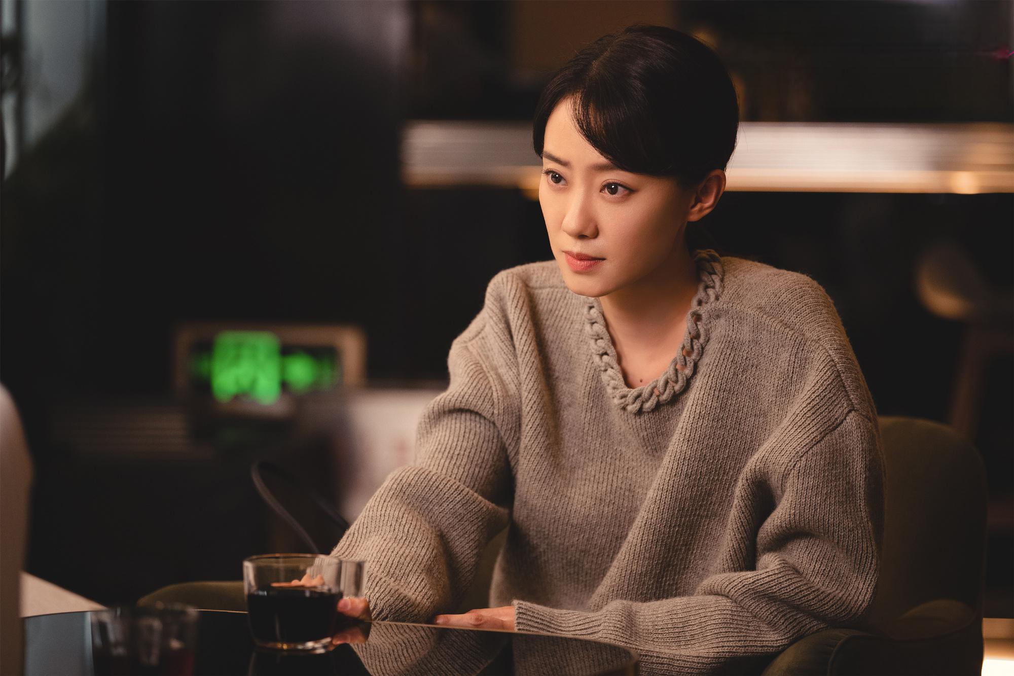 林双,当年的校花学霸,长期饱受老公卫明婚内出轨和精神pua,利用江喜