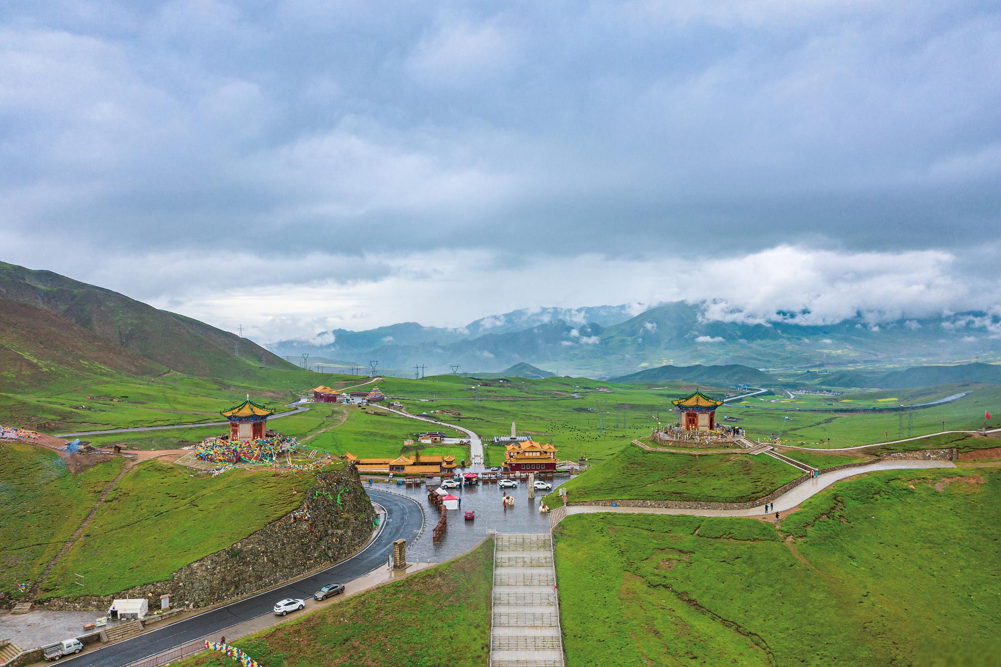 日月山,青海旅游的重要景点 日月山,位于青海省西南部,被誉为中国西北