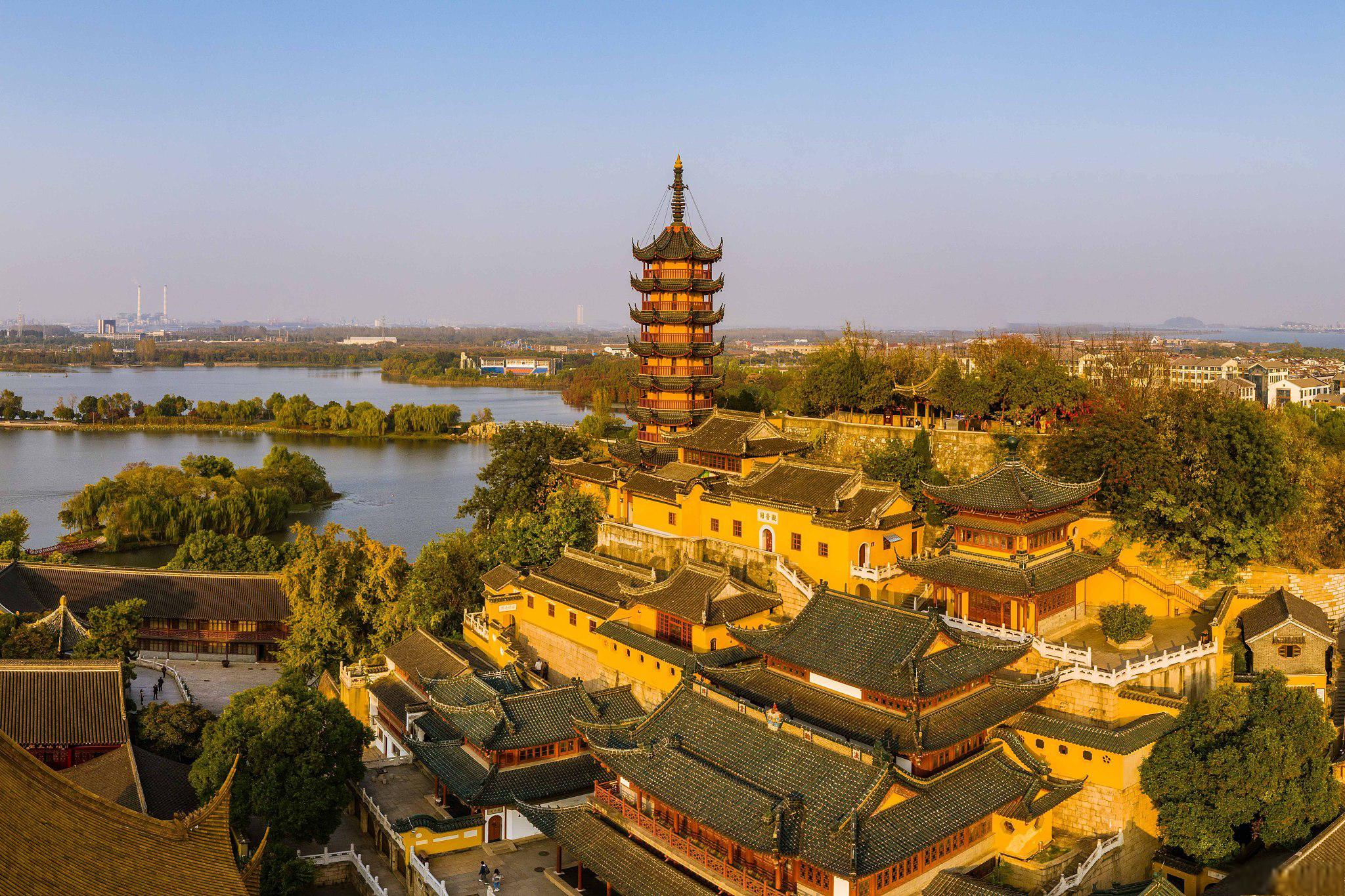 镇江旅游攻略 镇江,位于中国江苏省的南部,是一座拥有悠久历史和文化