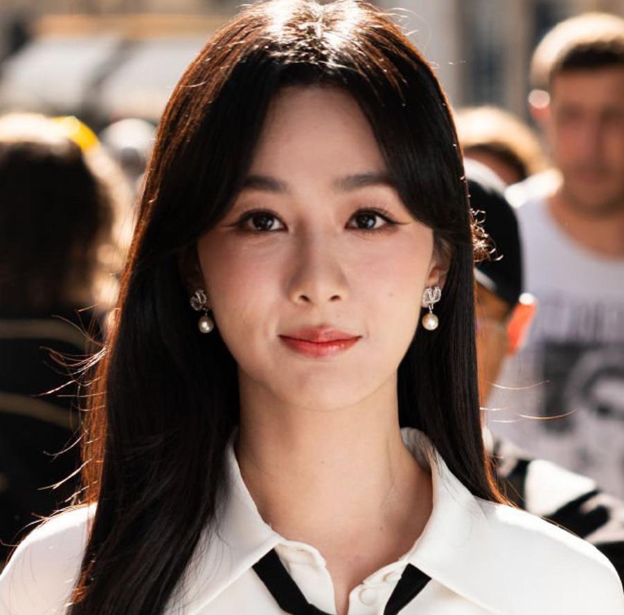 杨紫新照被网友调侃p图过度 杨紫的修图频繁引起争议,最新近照中脖子