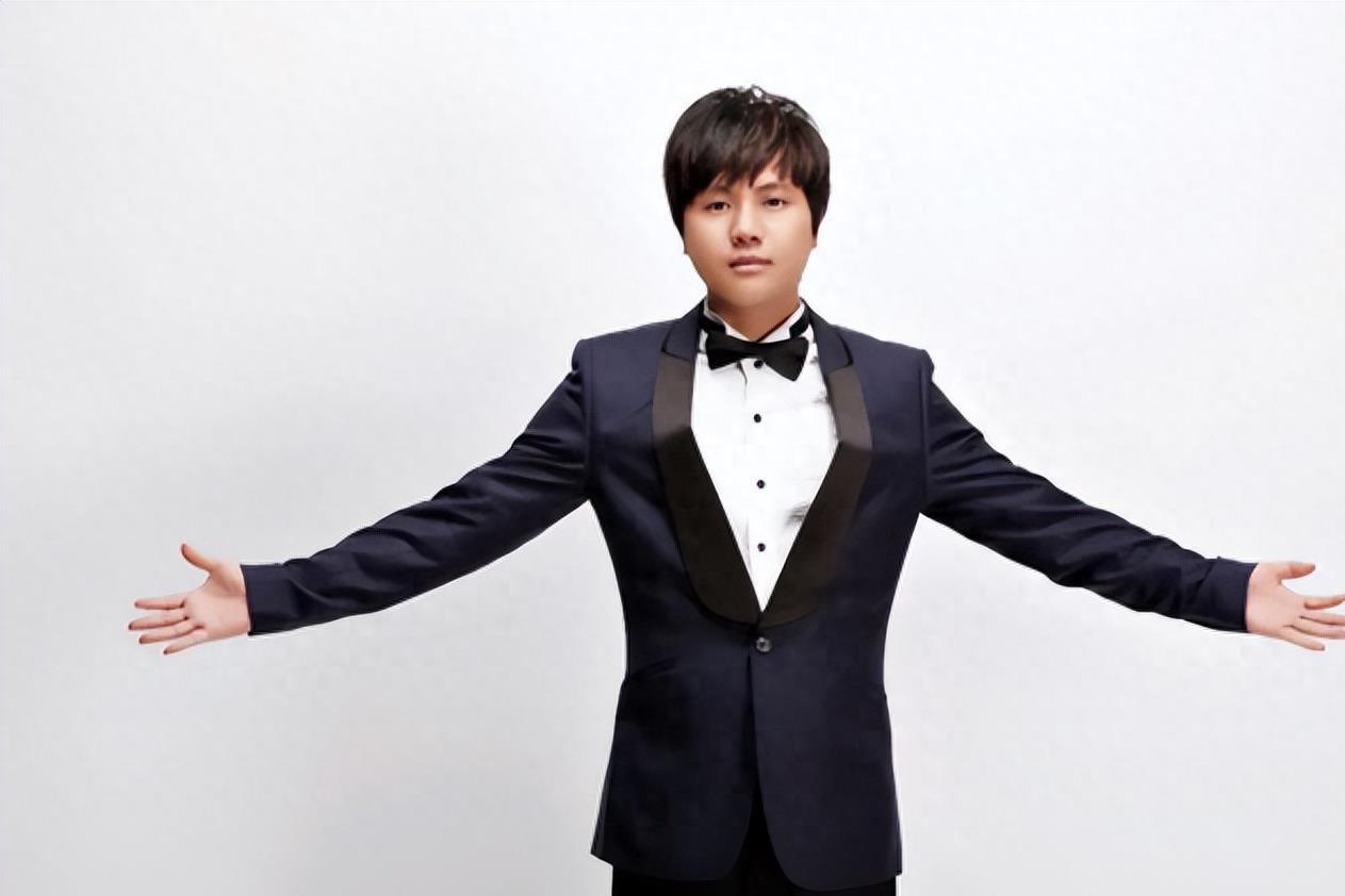 郑源:网络歌曲新天地 郑源凭借网络歌曲《一万个理由》成名,赚取2亿