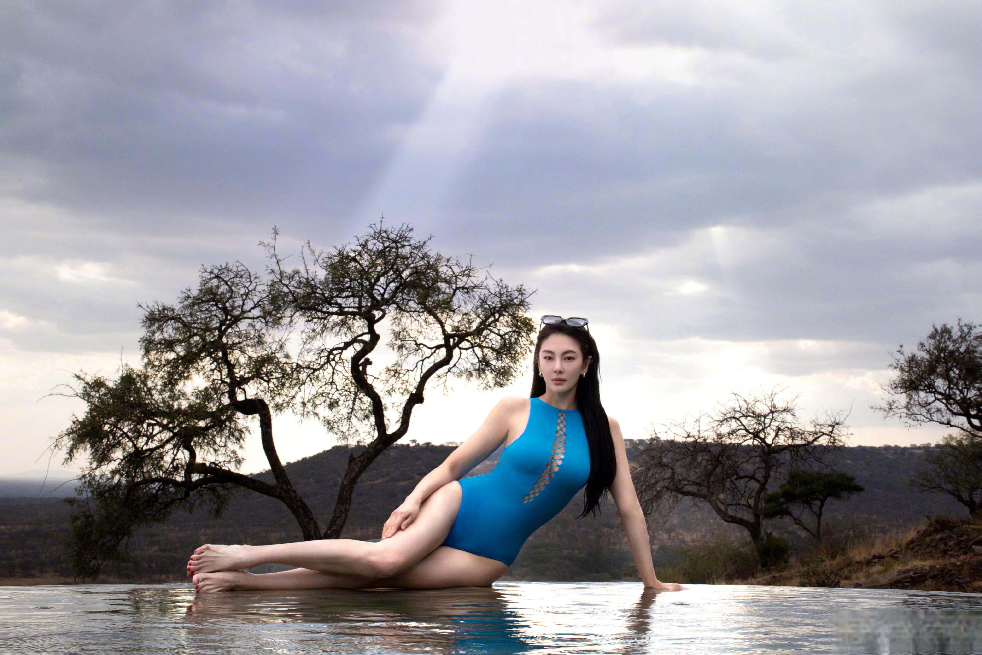 与一位长相普通的小男友同居,身份背景成谜,两人感情发展迅速,张雨绮