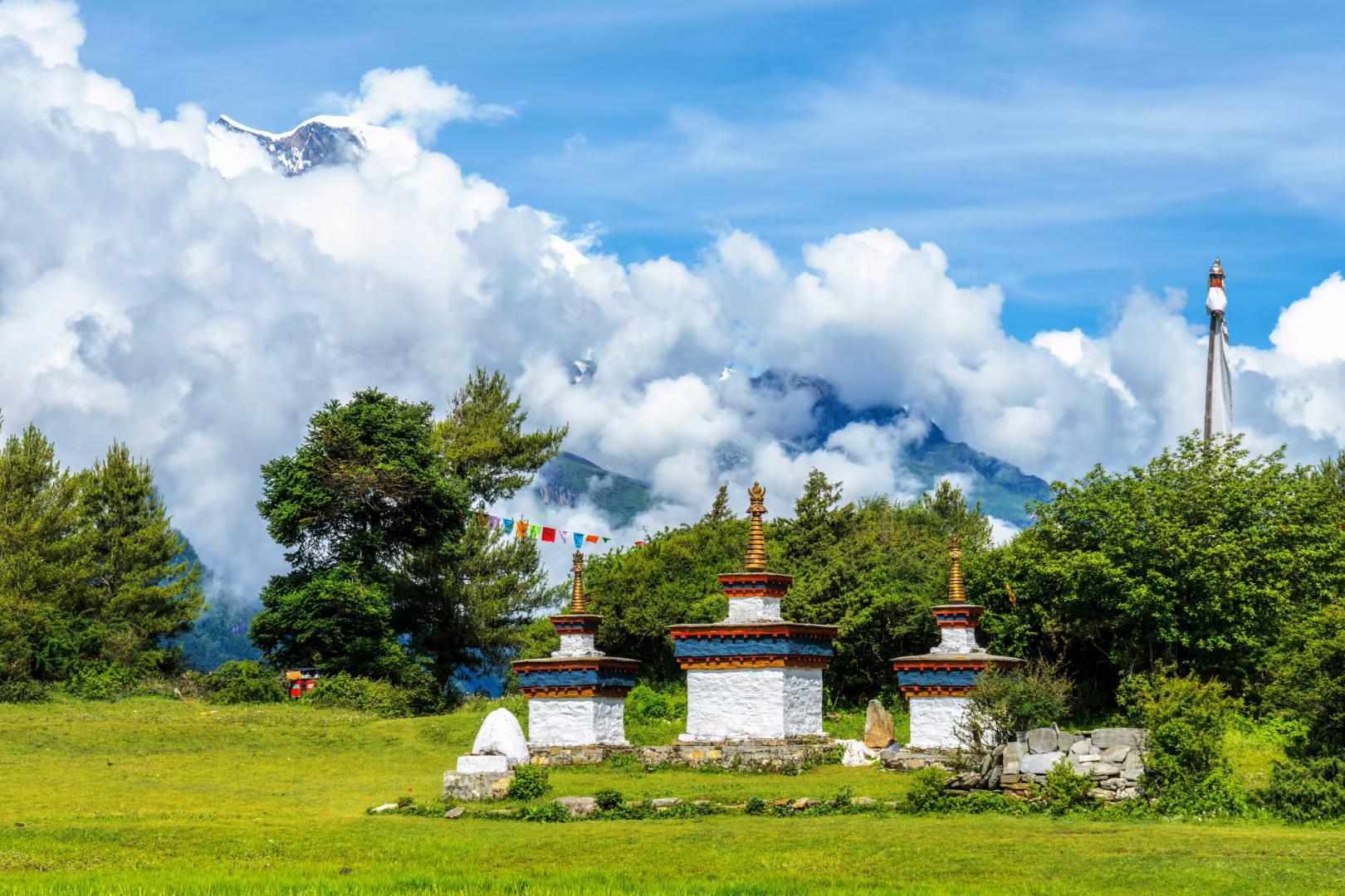 吉隆沟,珠峰后花园 吉隆沟,一条不足百公里的峡谷,却是蓝天与碧水共存