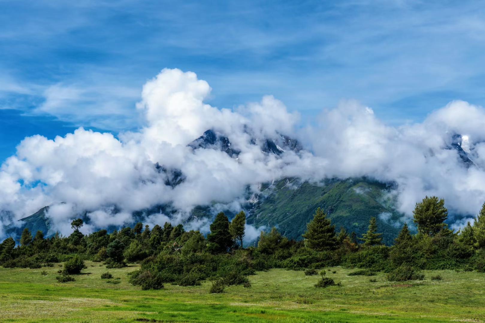 吉隆沟,珠峰后花园 吉隆沟,一条不足百公里的峡谷,却是蓝天与碧水共存