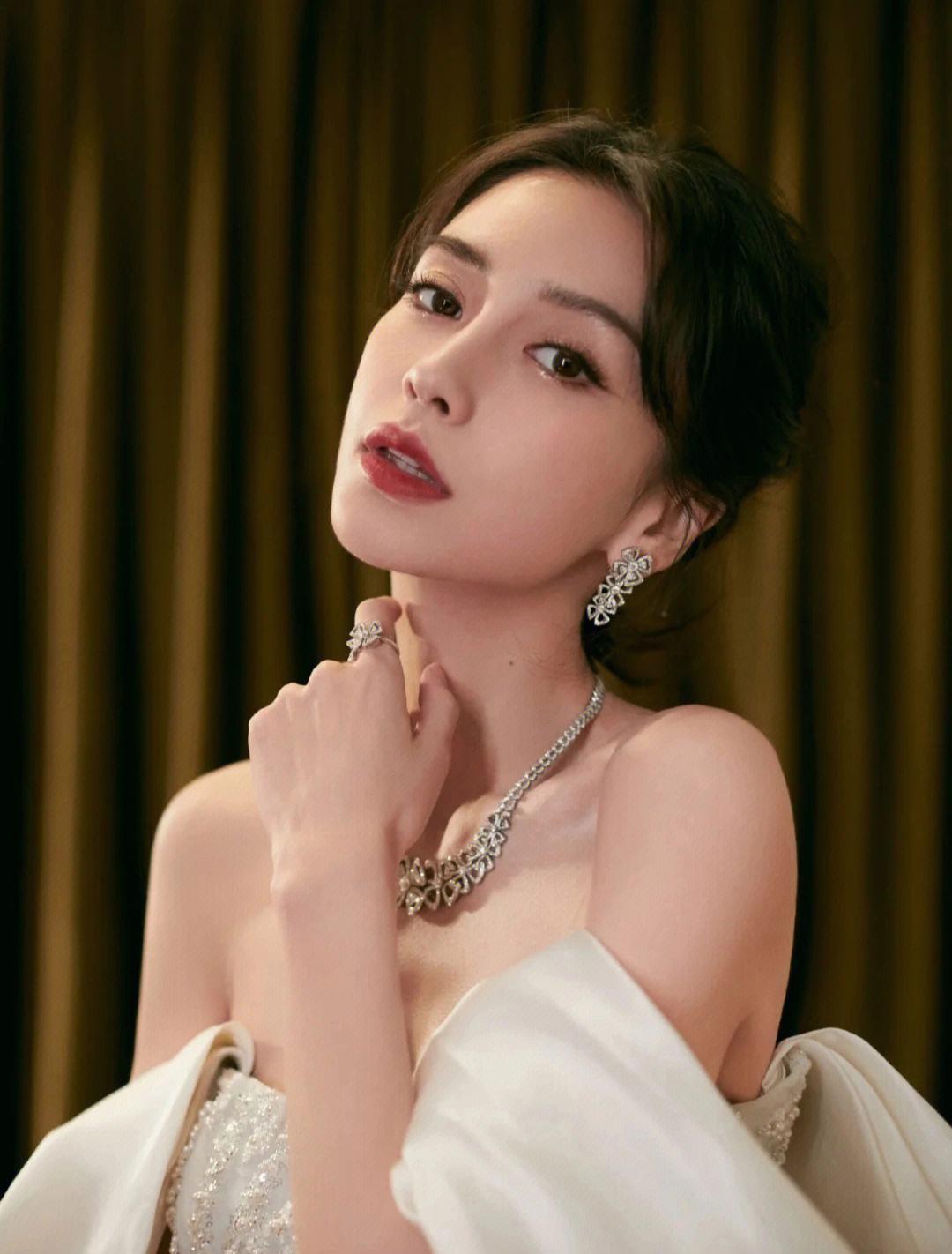 杨颖晒和儿子的合照,网友质疑她不是好妈妈 angelababy杨颖晒和儿子的