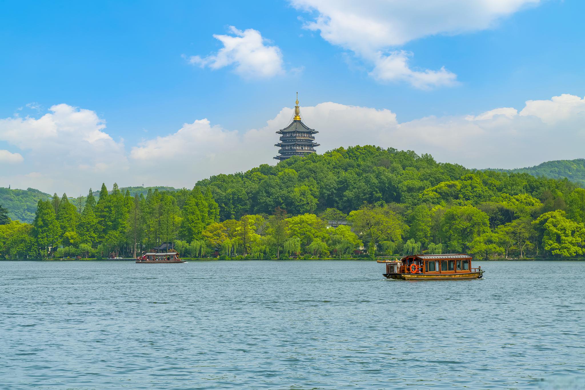 杭州西湖位于中国浙江省杭州市西部,它具有悠久的历史背景,面积约为60