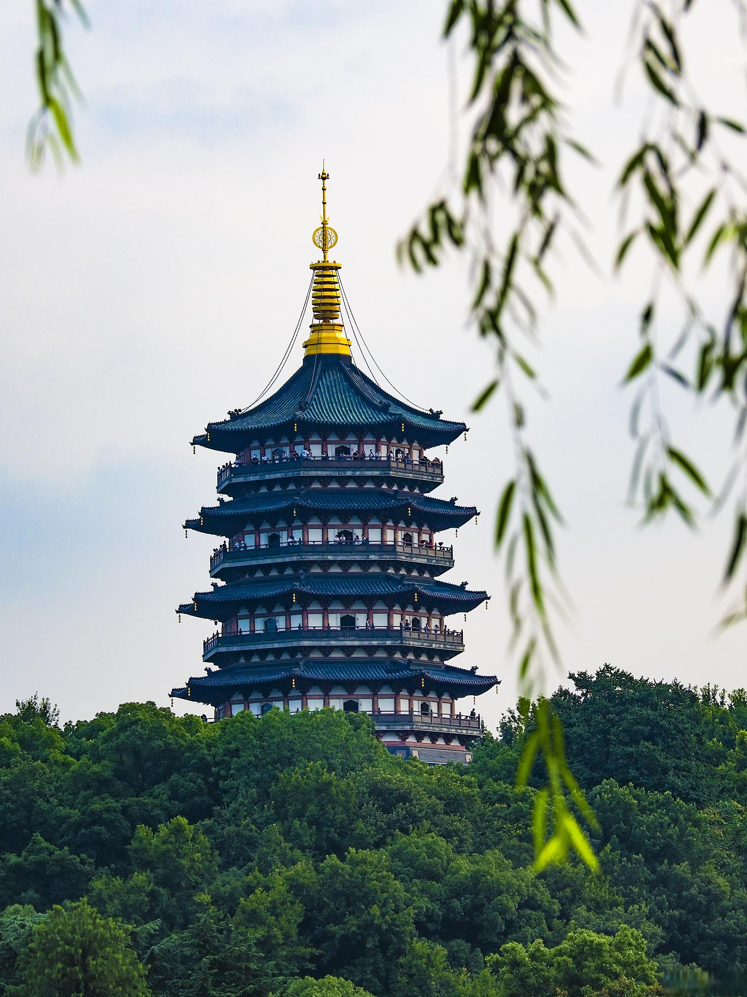 杭州西湖十景 杭州西湖位于中国浙江省杭州市西部,它具有悠久的历史