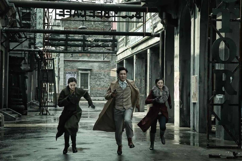 《蜂巢》:建议降低质量期待 电视剧《蜂巢》定档央八,宋轶韩栋主演