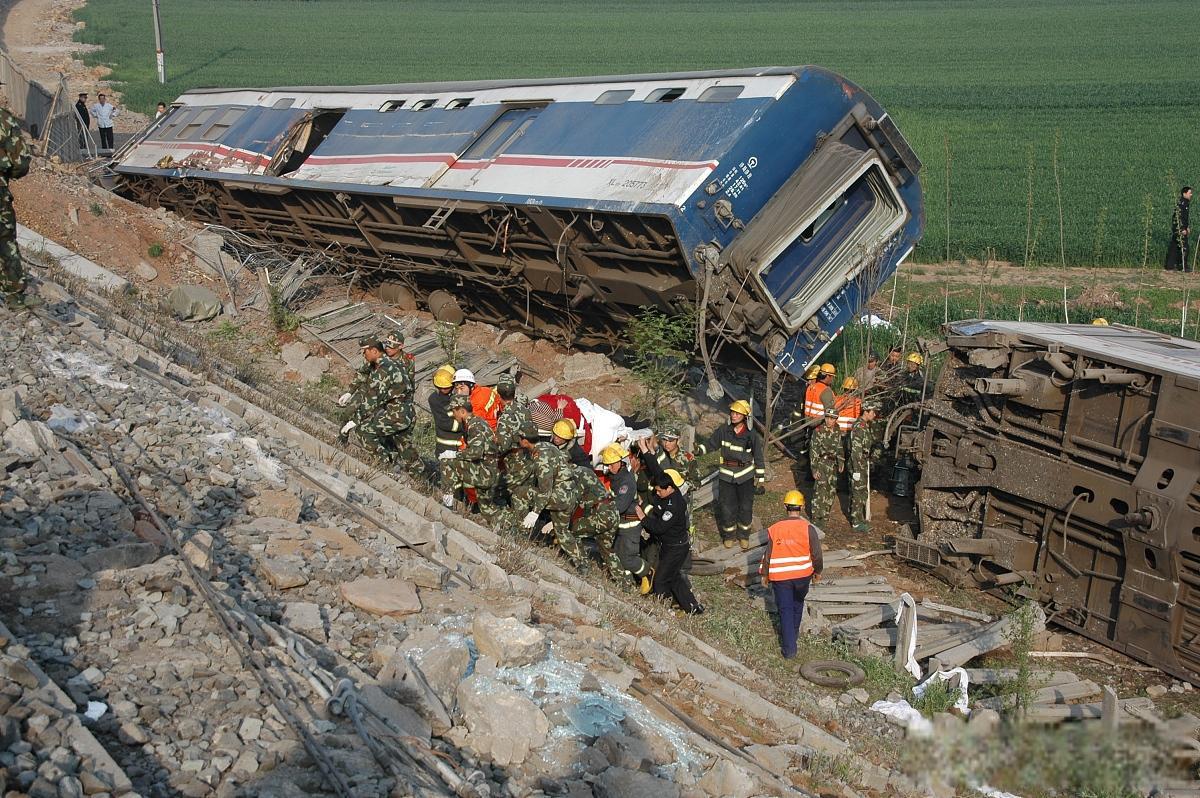 火车撞人致2死 记录仪拍下现场 近期,一起火车撞人事件引发了社会的