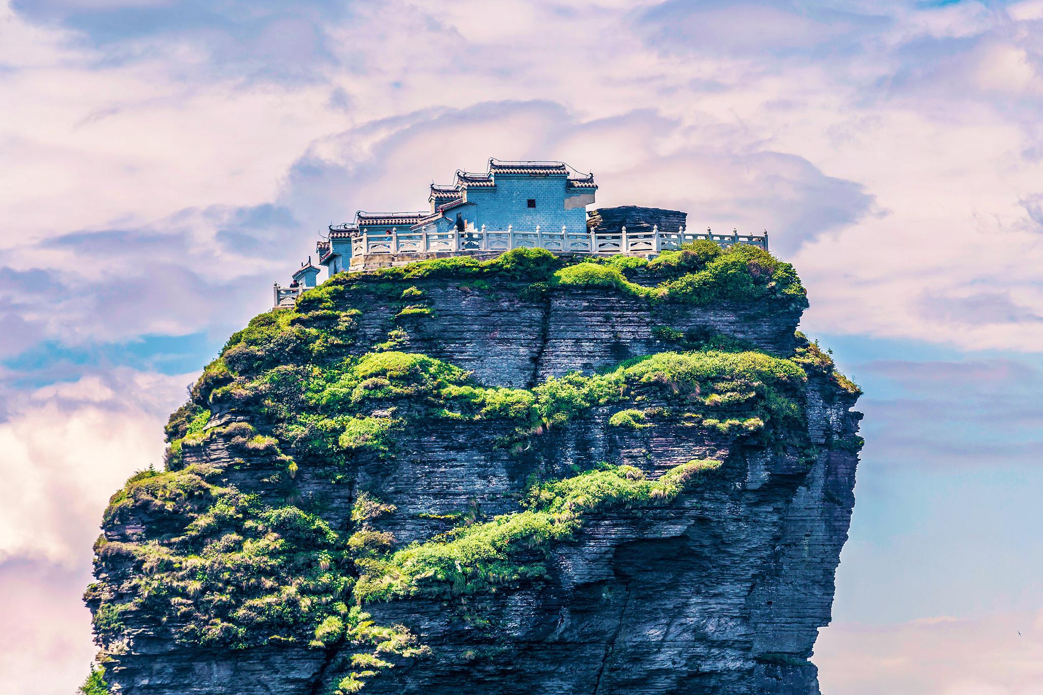 這座屹立在江口,印江,松桃三縣交界處的山峰不僅是武陵山脈的主峰