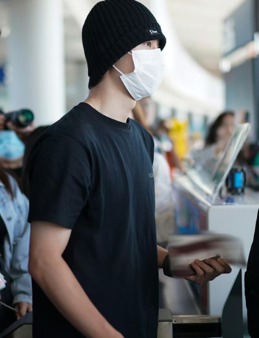 王一博:巴黎时装周之旅 王一博参加巴黎时装周,被路人偶遇,眼神中透露