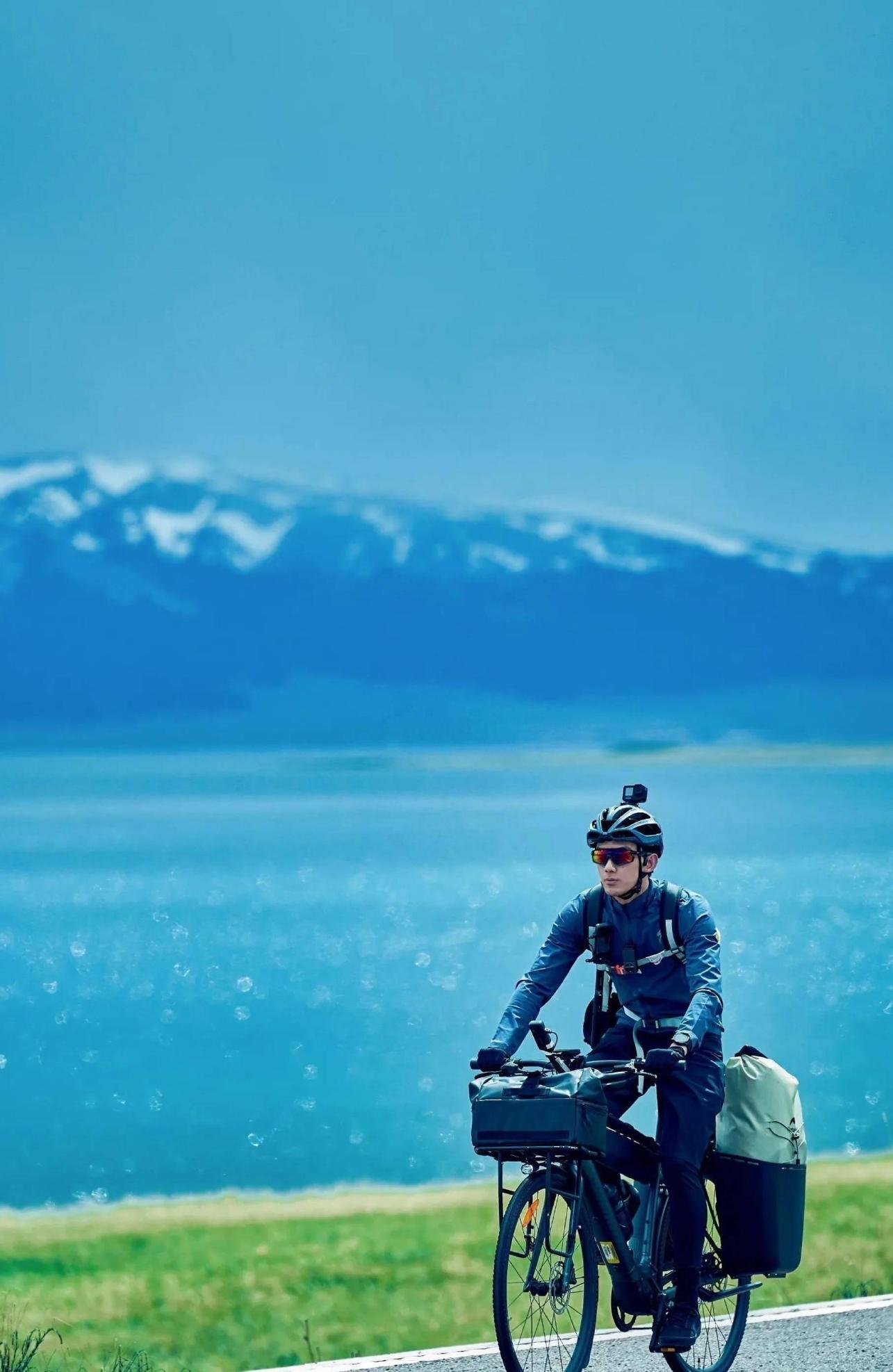 吴磊被骑友大哥要微信 吴磊在街上遇到了一名骑自行车的同伴,这位骑