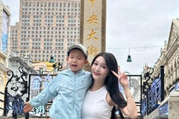 德云社烧饼与妻子共度七夕 德云社烧饼在8月22日发布了一篇文章,晒出