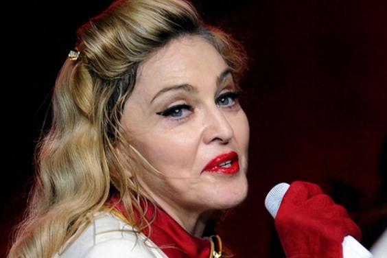 64岁麦当娜赤着上半身出镜,粉丝很害怕 64岁的麦当娜在慈善音乐活动中