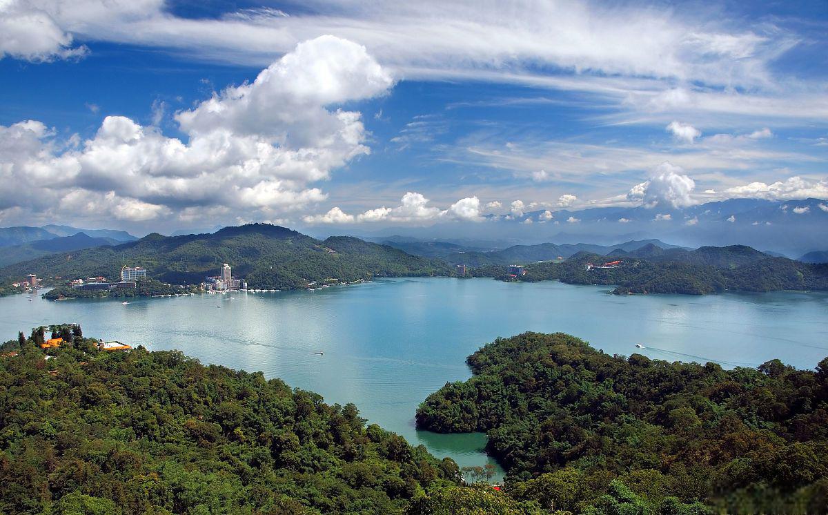 日月潭,台湾之胸膛 日月潭位于中国台湾,是台湾著名的风景胜地之一