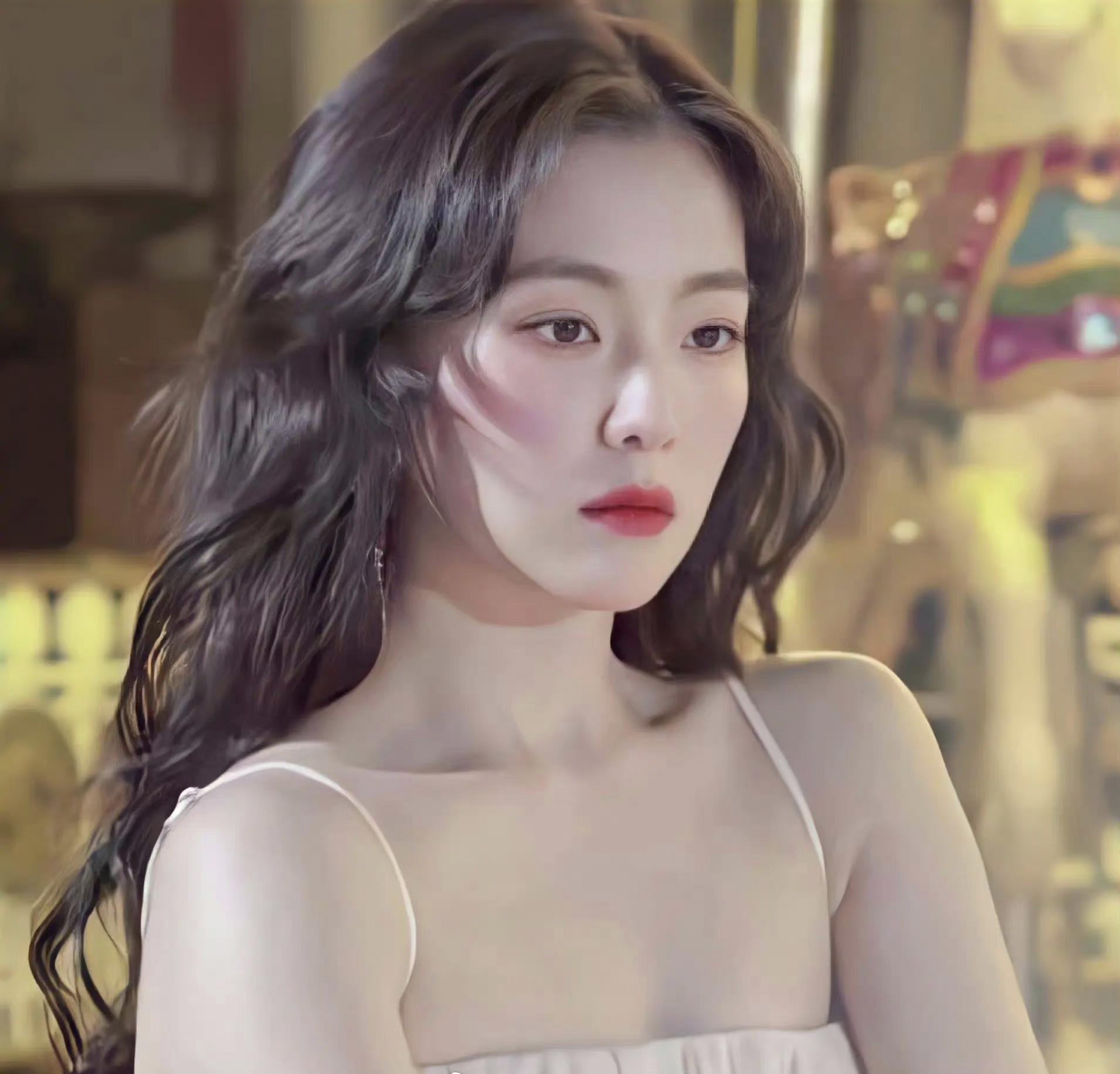 裴珠泫:南韩永远的女颜 裴珠泫是南韩独一份的大气清冷美人,32岁的她