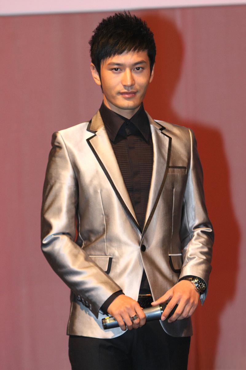 姜文等大佬深夜聚会,黄晓明背醉酒女子上车 黄晓明和杨颖的爱情故事