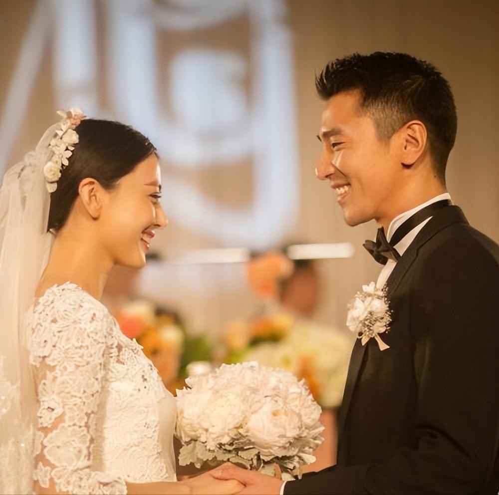 赵又廷高圆圆带女儿逛街 赵又廷高圆圆带着4岁的女儿逛商场,一家三口