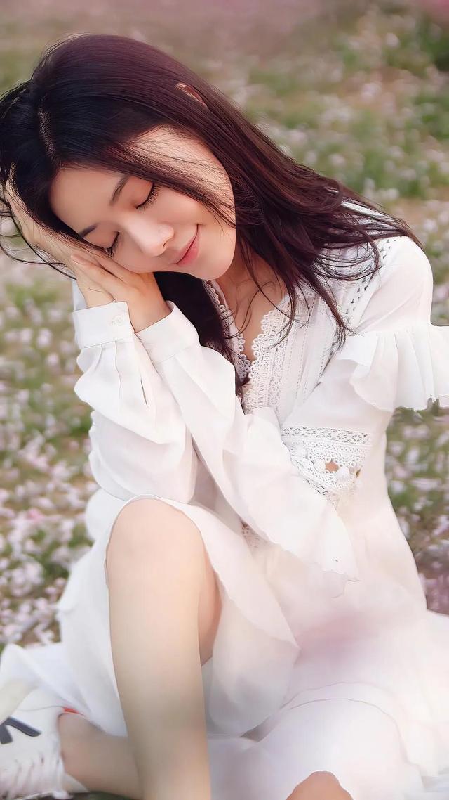 邓家佳:不断向阳光伸展 邓家佳,中国内地女演员,无论是南宫燕,唐悠悠