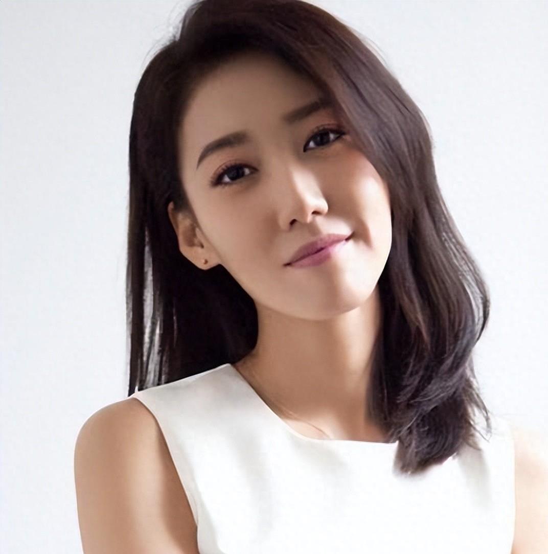 女演员高露:隐秘身份引发猜测 女演员高露的隐秘身份引发了人们对她