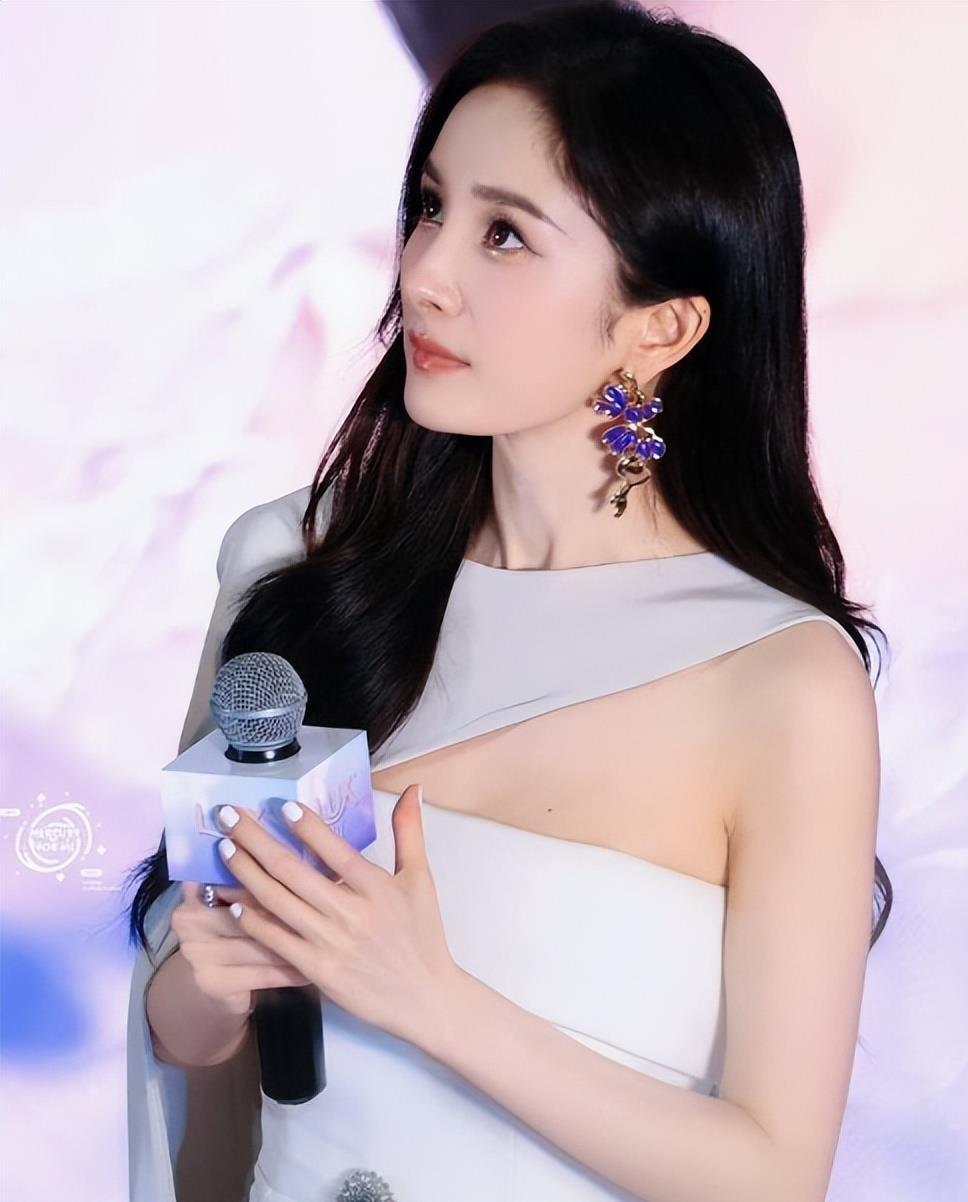 杨幂:堂堂正正做人,清清白白做事 杨幂在中国广播联