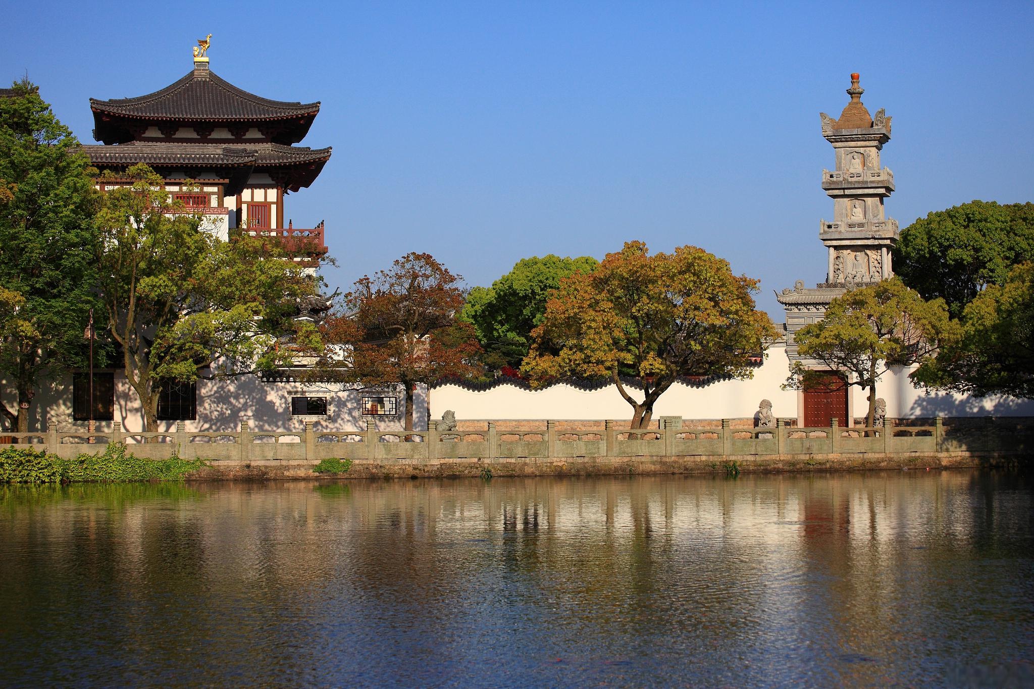 普陀山旅游攻略 普陀山是中国四大佛教名山之一,位于浙江省舟山市,素