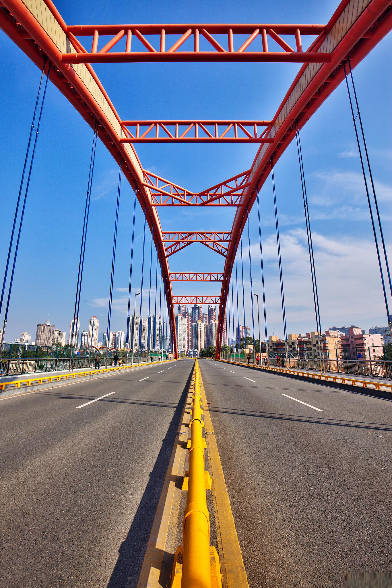 如何选择适合桥梁的涂料 在城市的日常生活中,桥梁是不可或缺的基础