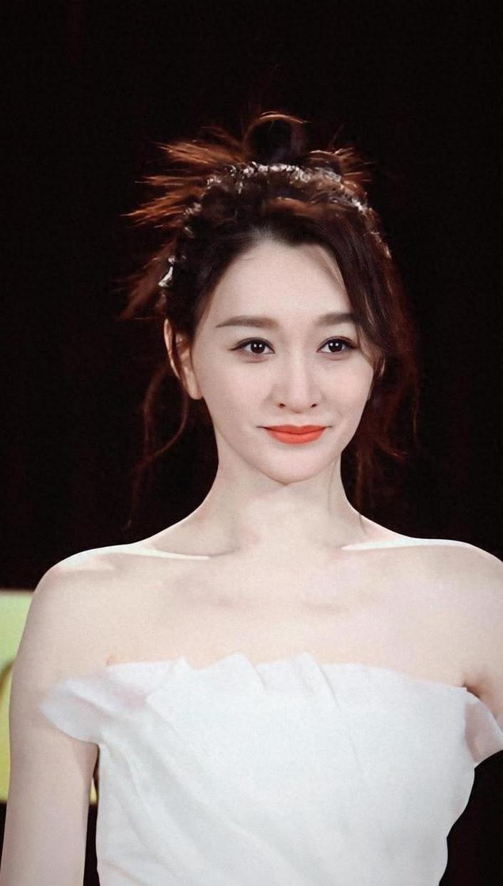 李小冉以出众的美貌和白皙皮肤闻名娱乐圈,被誉为"内娱第一冷白皮",她