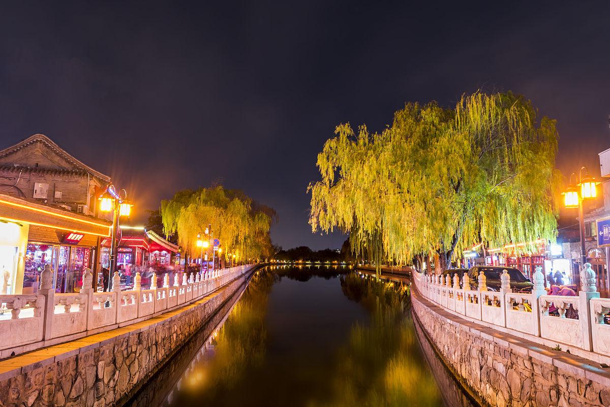 夜晚的什刹海,一场浪漫的冒险 夜幕降临,我踏上了一场夜晚的冒险,来到