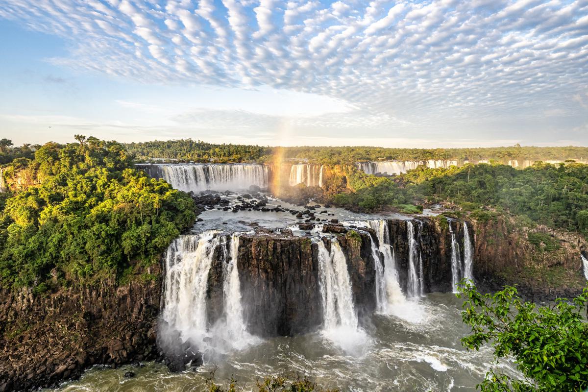大自然的杰作 伊瓜苏瀑布位于南美洲的阿根廷和巴西交界处,是世界上最