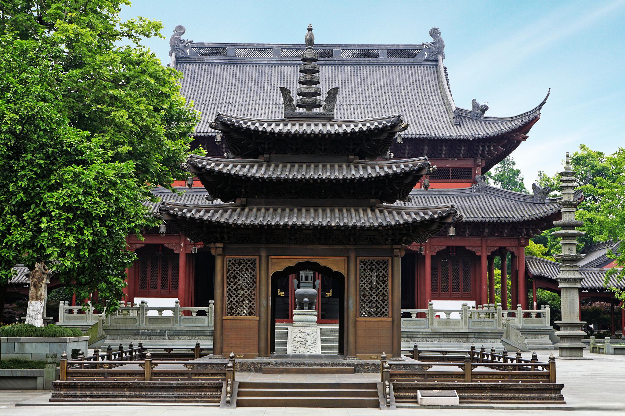 南华寺:广东的佛教圣地 南华寺,又称"南华禅寺",坐落在广东省梅州市