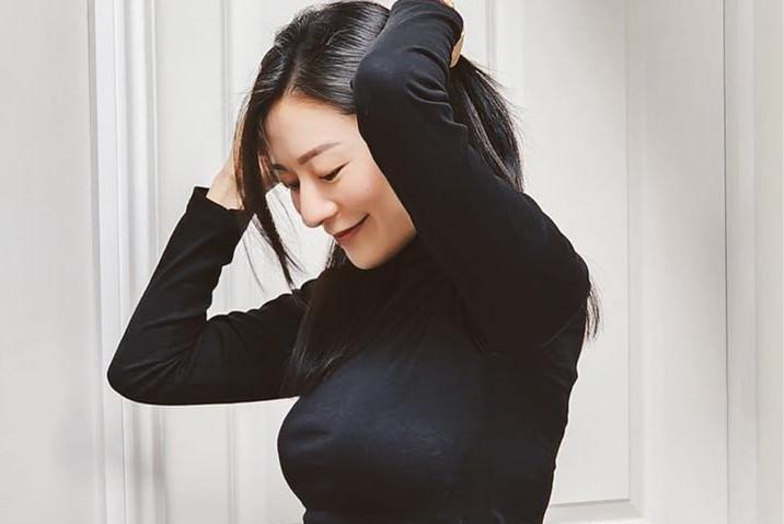 曹云金前女友的现状 江若琳怀孕26周,穿着黑色露腰连衣裙,展示着她的