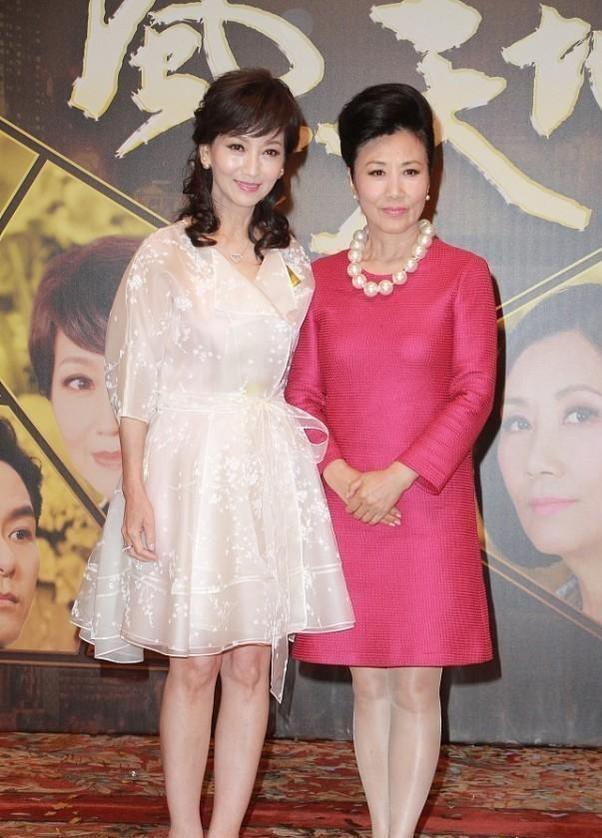 赵雅芝和汪明荃与王晶保持着非常好的关系,两人身穿华丽服装,赵雅ゥ