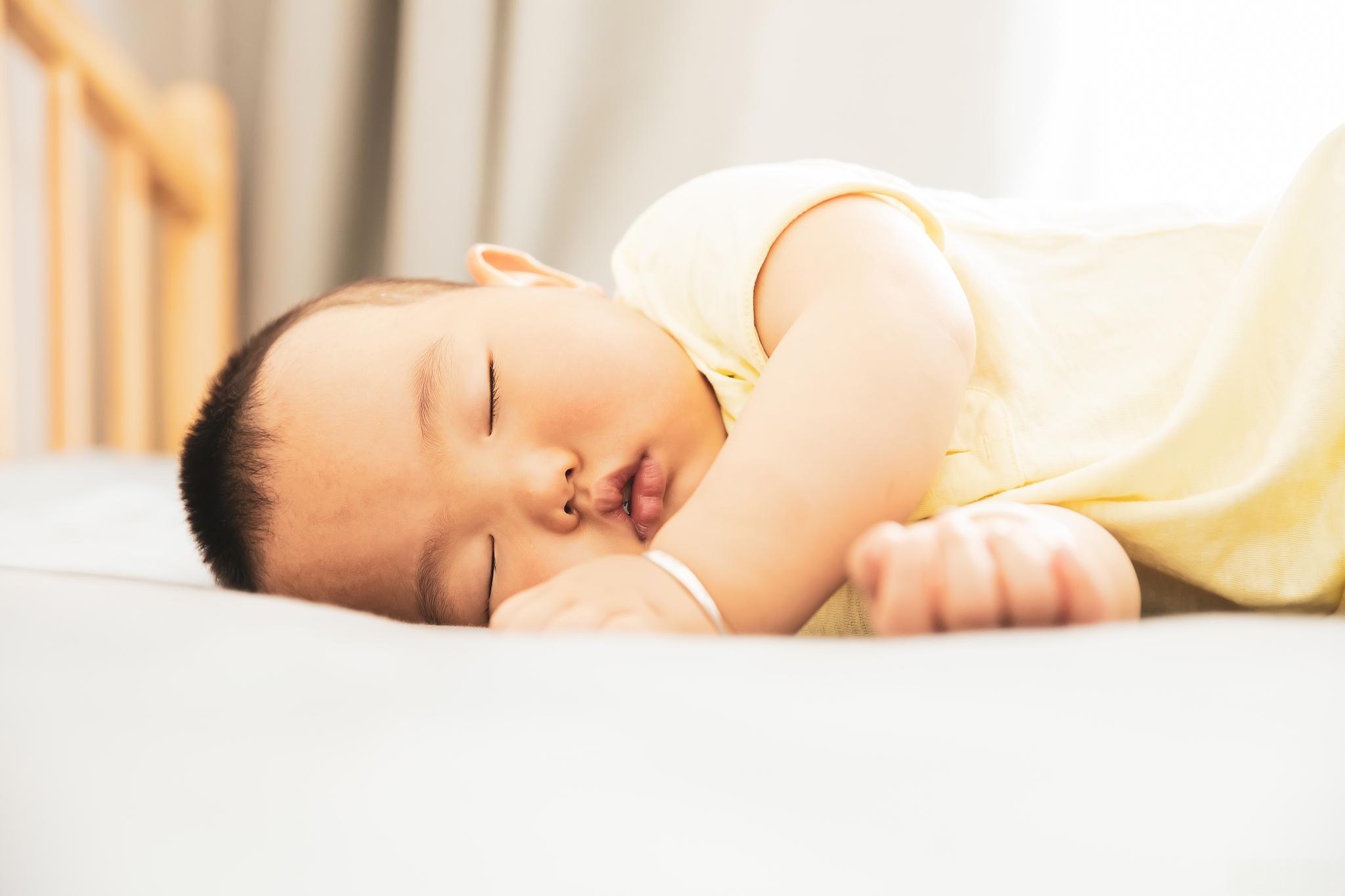 喝着奶睡着和没吃饱的区别 婴儿的大部分时间都在睡觉当中度过,除了