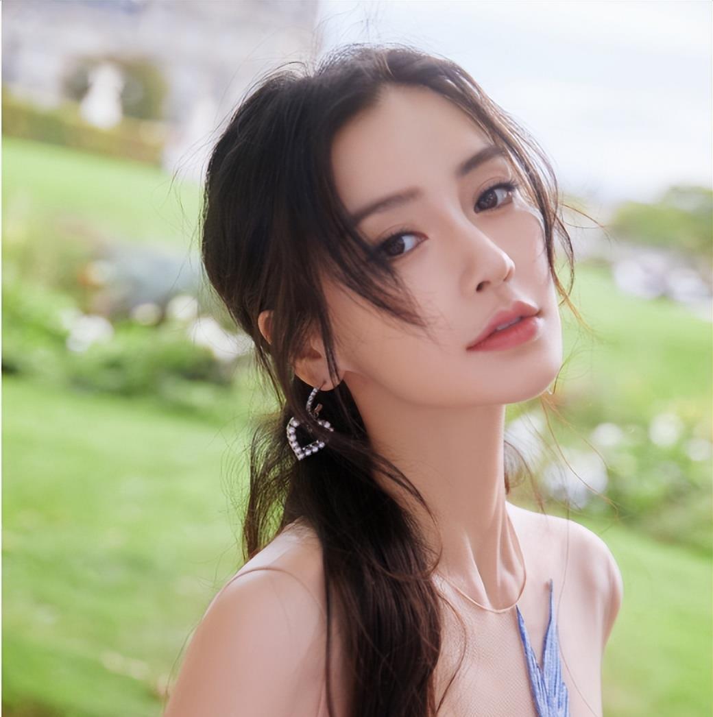 杨颖深夜与范丞丞登上热搜 杨颖近来陷入风波,她试图通过制造新话题来