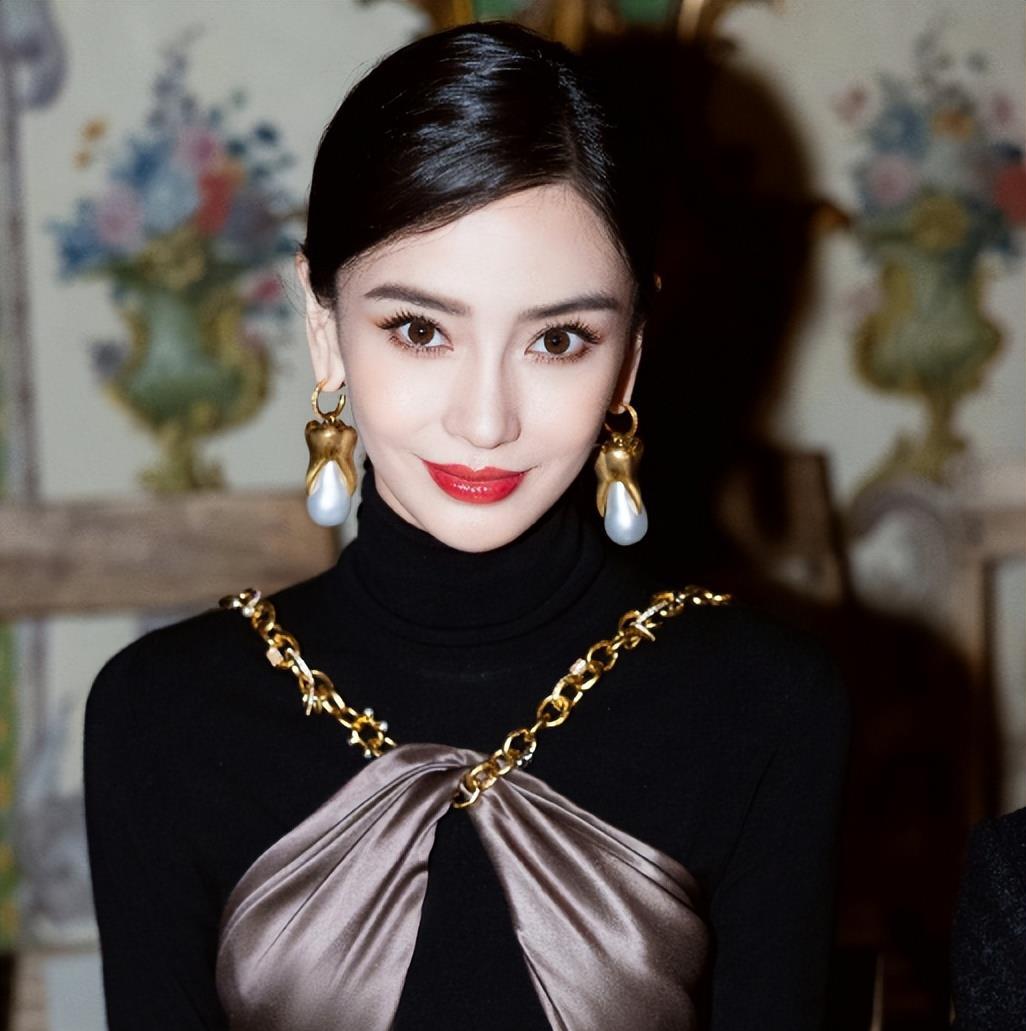 杨颖深夜与范丞丞登上热搜 杨颖近来陷入风波,她试图通过制造新话题来